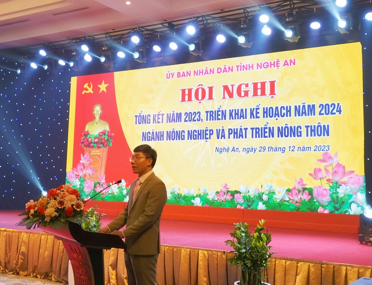 Đồng chí Nguyễn Xuân Hùng - CVP Sở giới thiệu chương trình Hội nghị