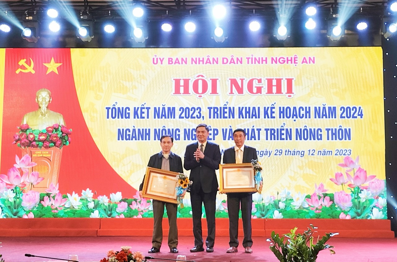Đồng chí Hoàng Nghĩa Hiếu - Phó Bí thư Tỉnh ủy tặng Bằng khen của Thủ tướng Chính phủ cho 2 đồng chí